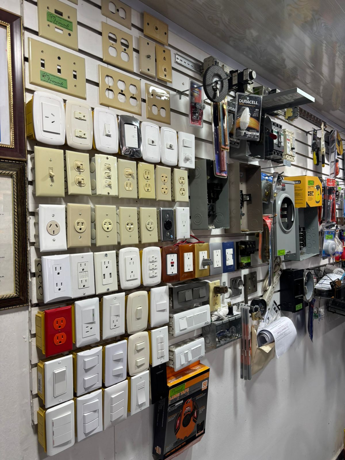 Tapas y accesorios eléctricos